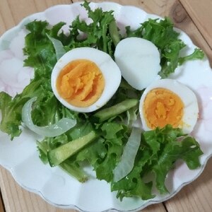 レタス、新玉ねぎ、ゆで卵で春サラダ